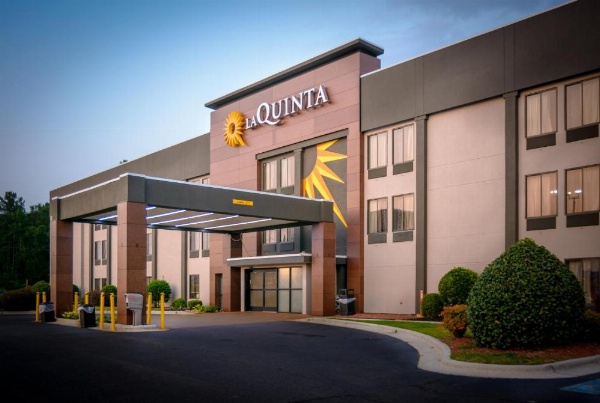 La Quinta Inn & Suites by Wyndham Fayetteville I-95 image 26